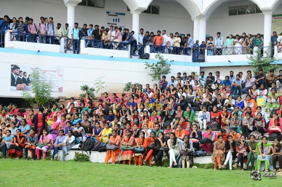 Mahnubhavudu-Movie-2nd-Song-Launch-At-Vignan-College